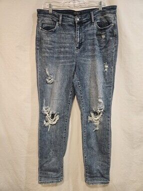Judy Blue Distressed Jeans in Medium Blue Wash